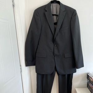 Hugo BOSS dark grey striped 100% wool suit PROM, GRADUATION size 40 US L